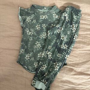 Cha Sor matching t shirt and sweat pants